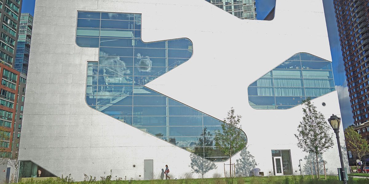 出所 https://commons.wikimedia.org/wiki/File:Gantry_Plaza_td_(2019-09-24)_021_-_Peninsula_Park,_Hunters_Point_Community_Library.jpg