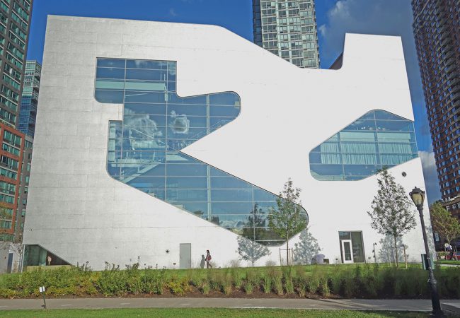 出所 https://commons.wikimedia.org/wiki/File:Gantry_Plaza_td_(2019-09-24)_021_-_Peninsula_Park,_Hunters_Point_Community_Library.jpg