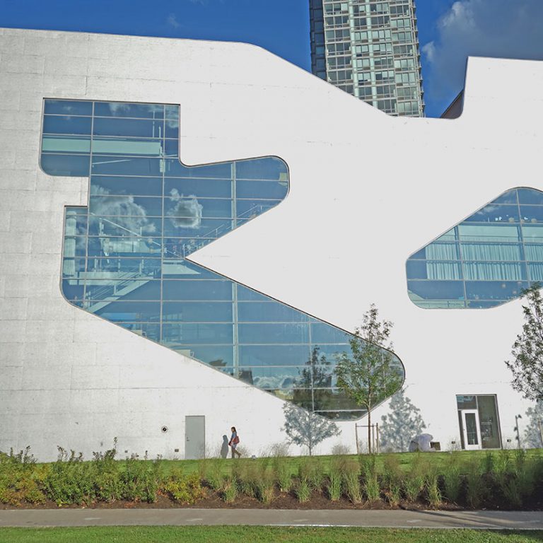 出所 https://commons.wikimedia.org/wiki/File:Gantry_Plaza_td_(2019-09-24)_021_-_Peninsula_Park,_Hunters_Point_Community_Library.jpg